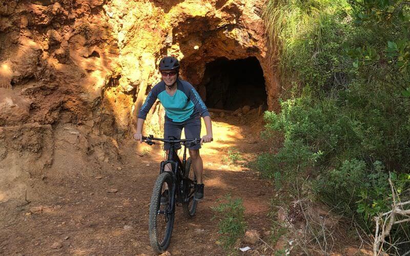 Bikeferien auf Elba – Mit dem Mountainbike unterwegs durch eine Höhle