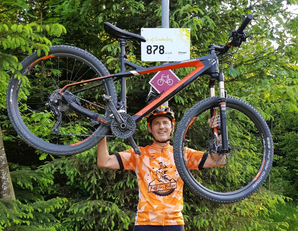 Biker stemmt sein Mountainbike in die Höhe an der Challenge 878
