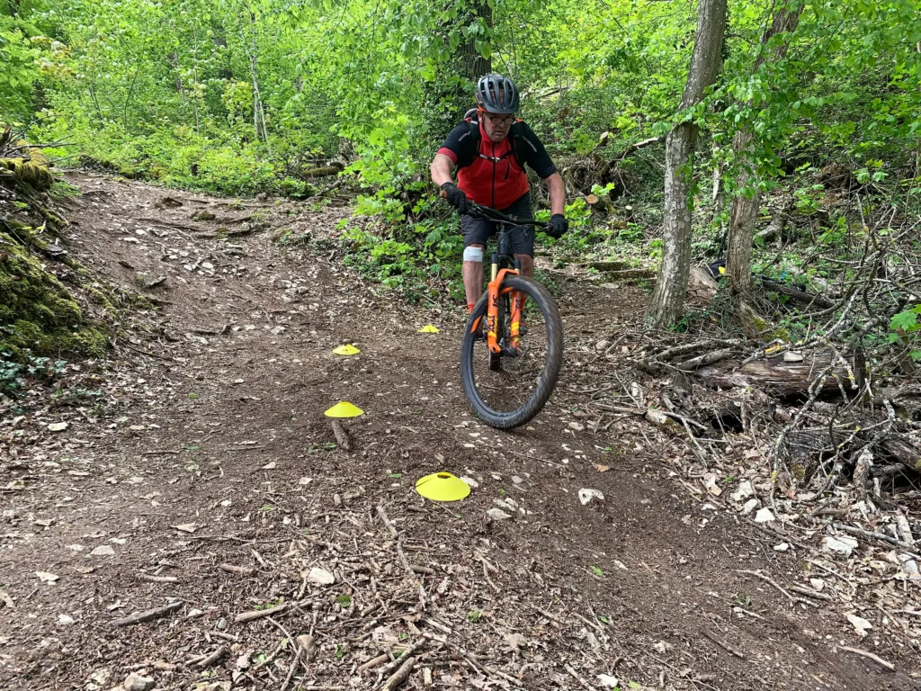 Bikekurs im Wald: Biker verbessert seine Fahrtechnik