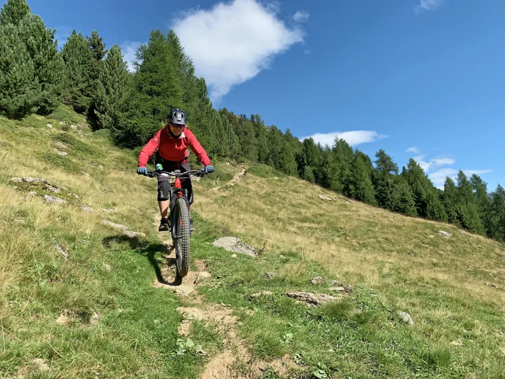 Bikerin unterwegs in der Region Vinschgau – Bike-Urlaub mit Tourkultur