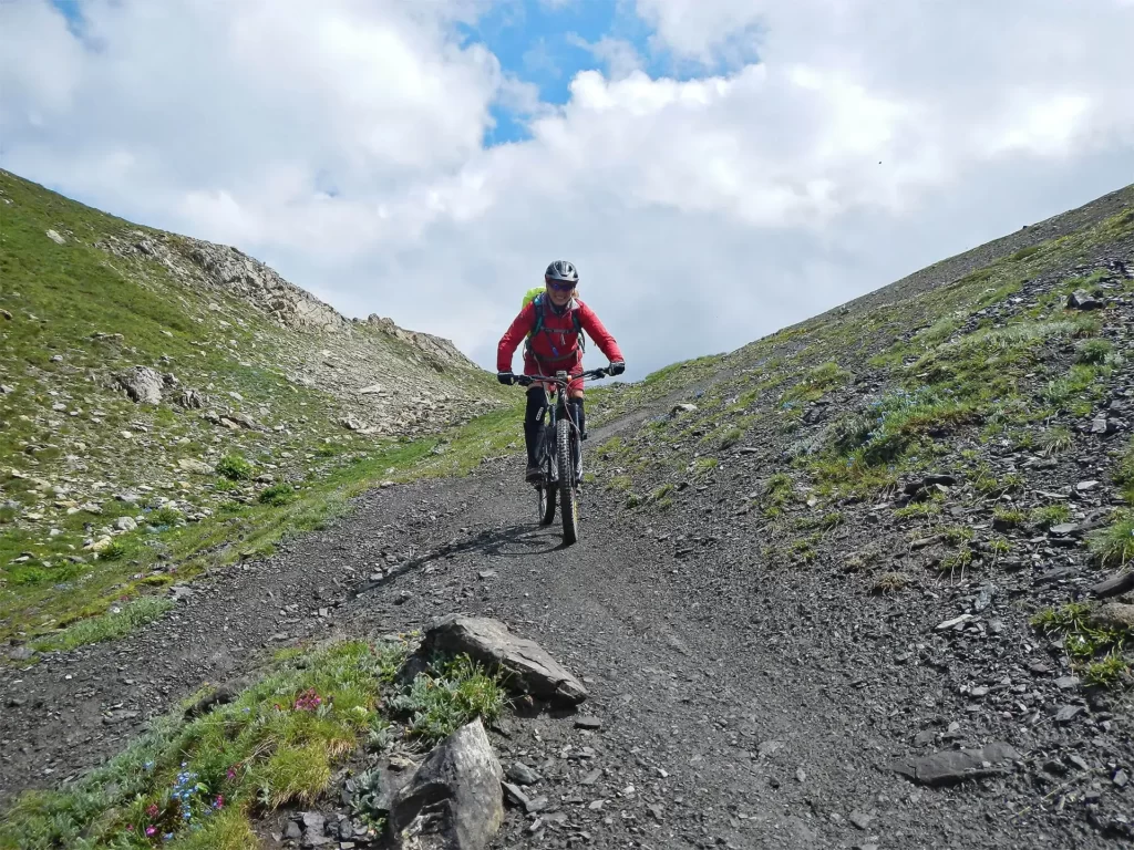 Lady Bike Academy Davos – Frau auf dem Mountainbike auf einem Bergweg