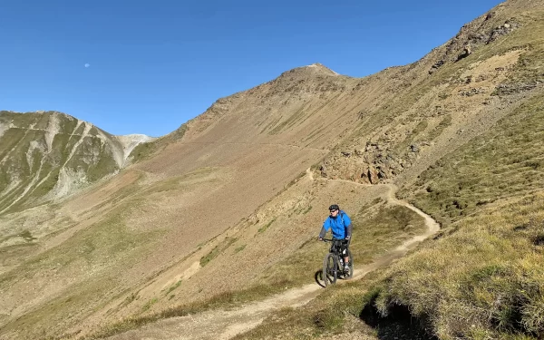Biketour Vinschgau: Biker auf alpinem Trail
